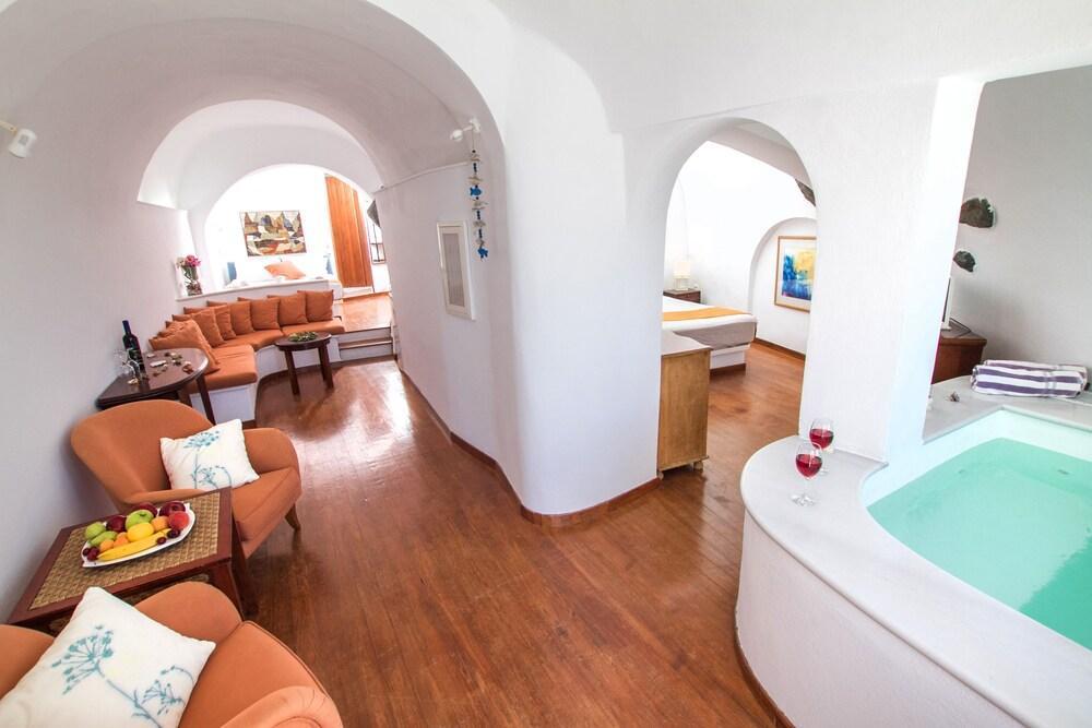 Zenith Blue Traditional Hotel Imerovigli (Santorini)