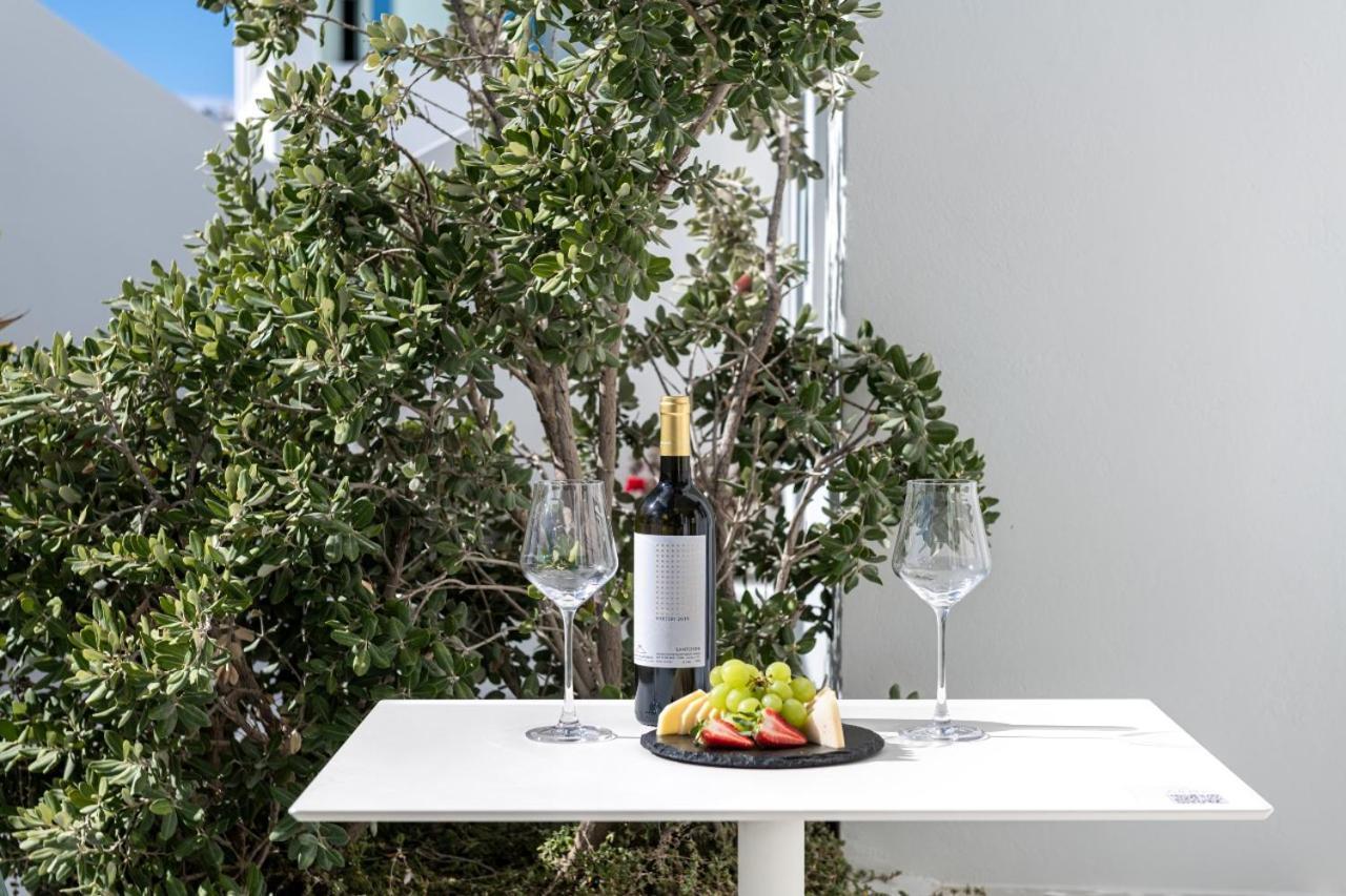 Akra & Hotel Imerovigli (Santorini)