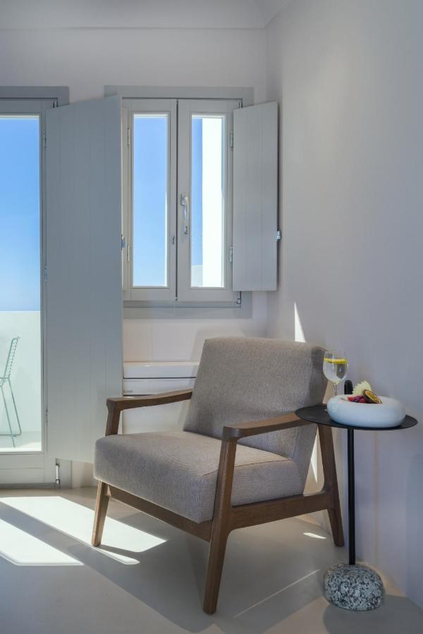 Akra & Hotel Imerovigli (Santorini)