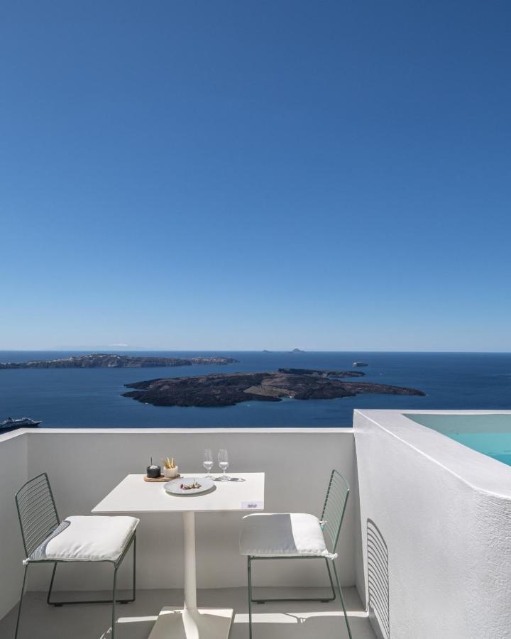 Akra & Hotel Imerovigli (Santorini)