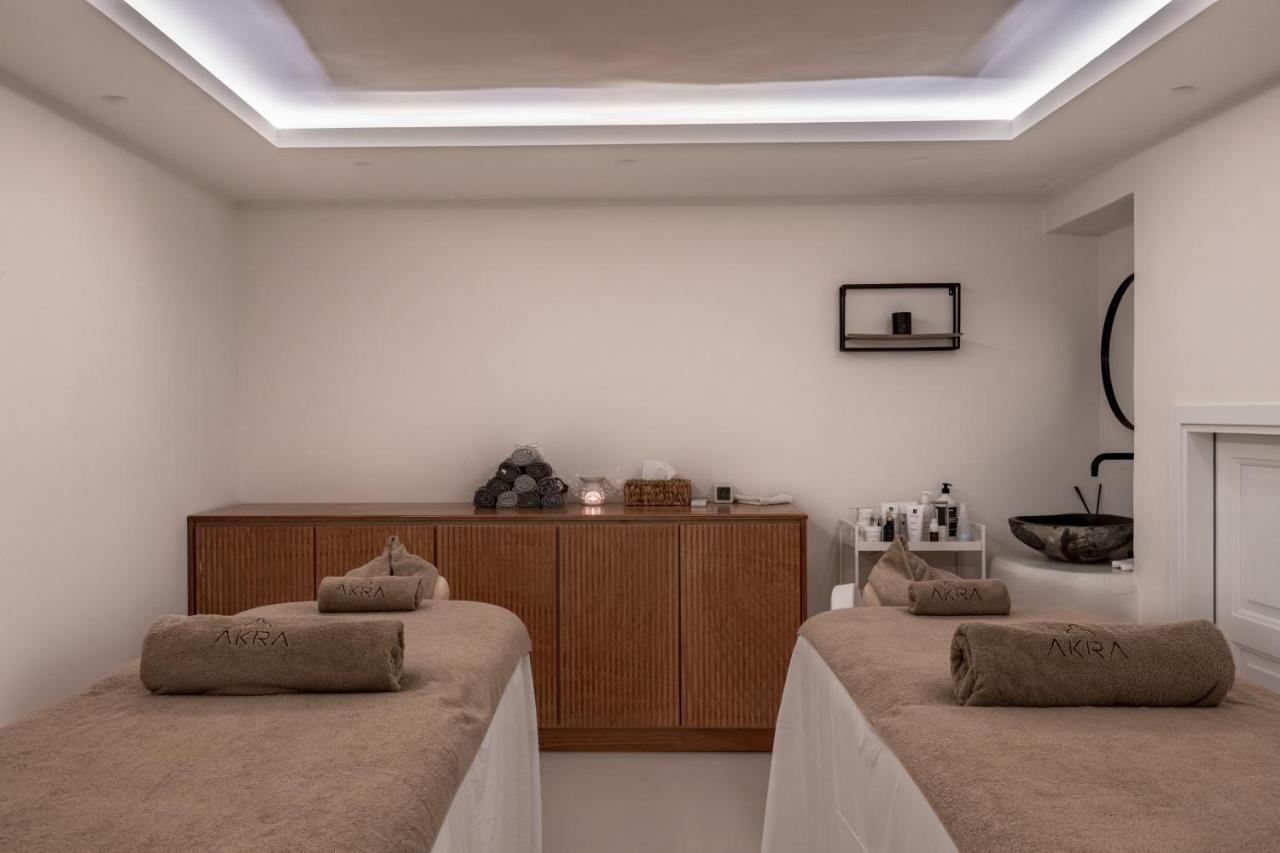 Akra & Hotel Imerovigli (Santorini)