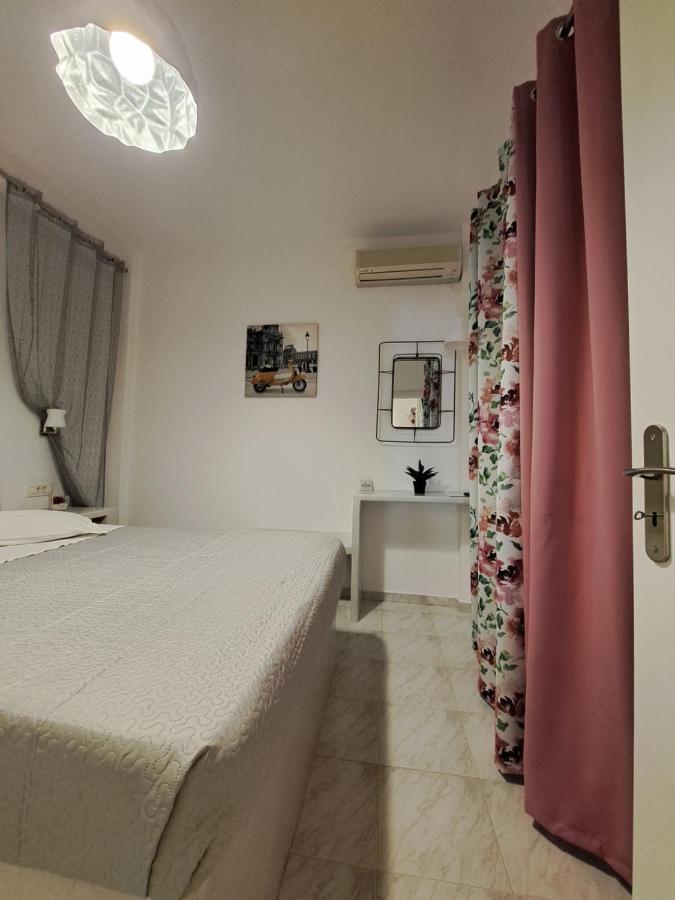 Irineos Apartment Perissa (Santorini)