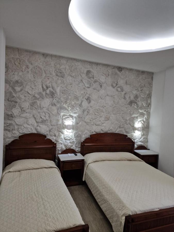 Emmanouela & Aparthotel Karterados (Santorini)