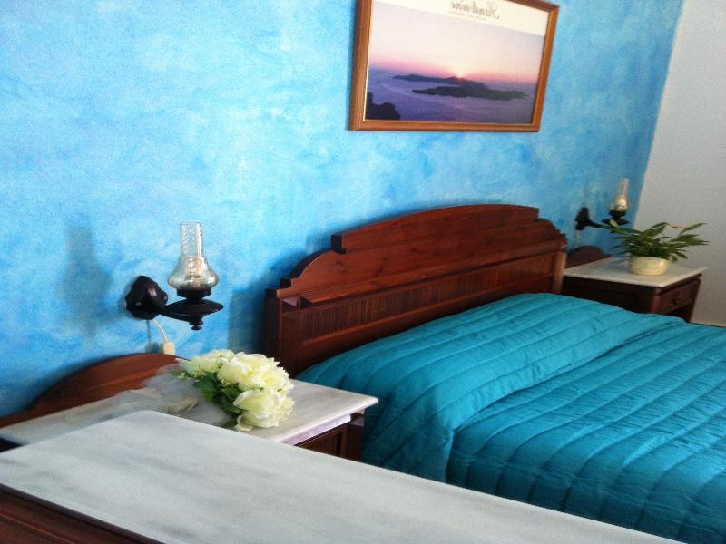 Emmanouela & Aparthotel Karterados (Santorini)