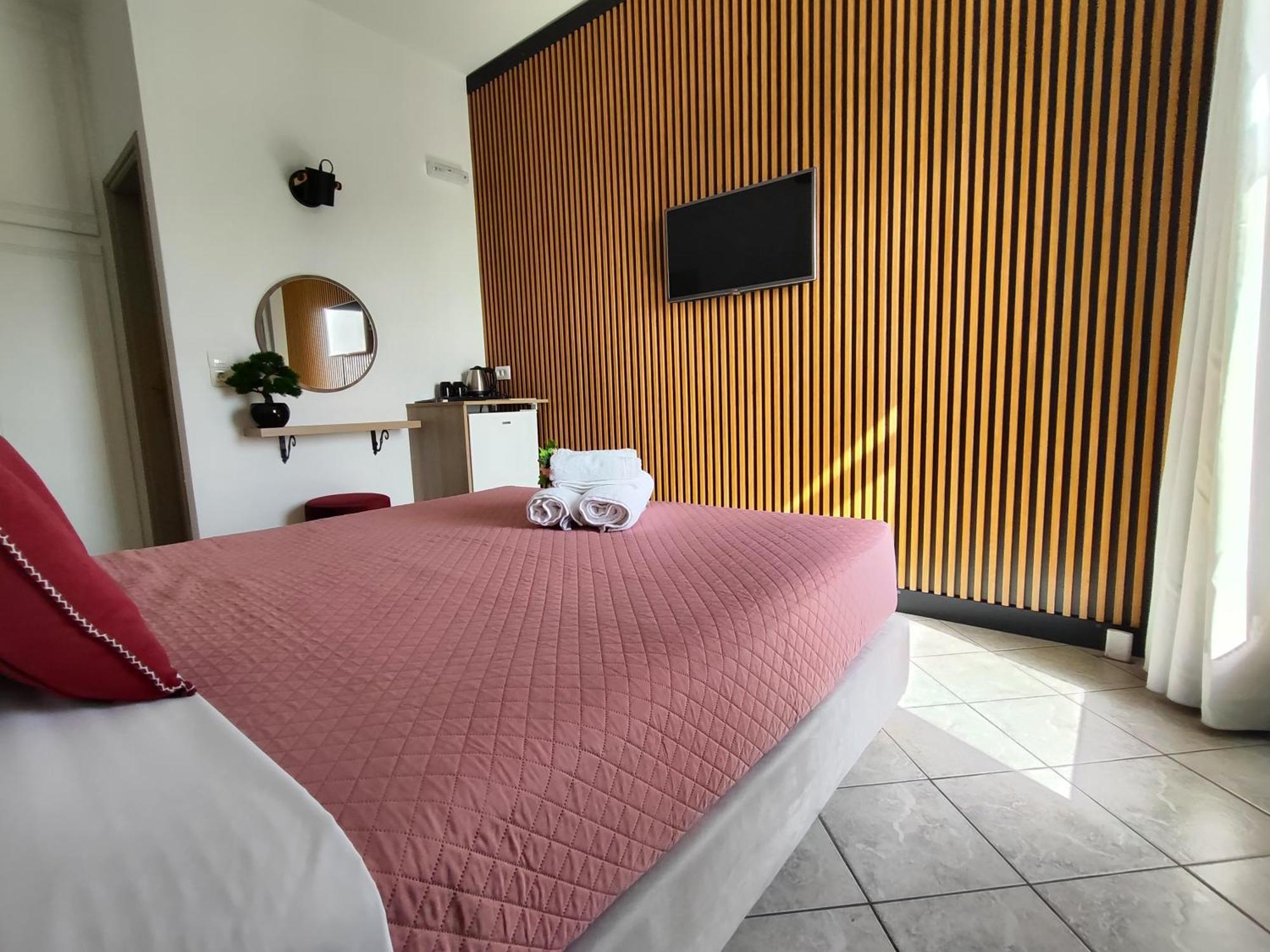 Nemesis Aparthotel Fira (Santorini)