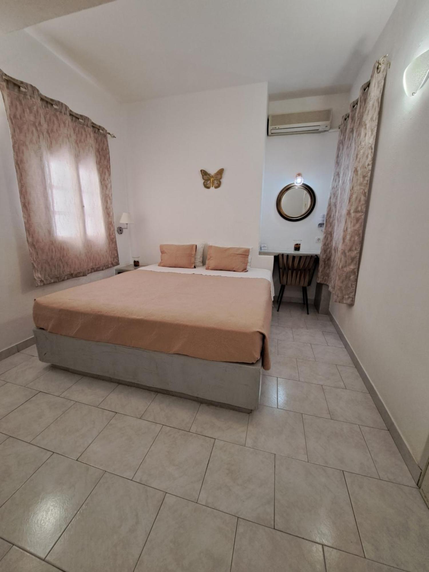 Irineos Apartment Perissa (Santorini)