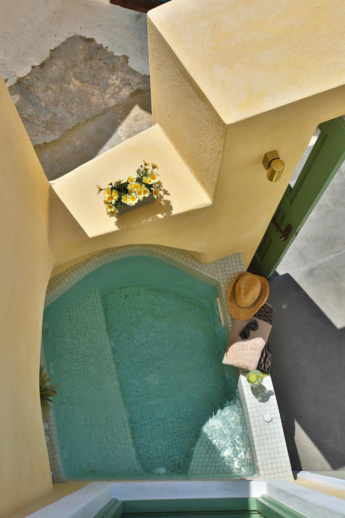 Yellow Orchid Cycladic House Aparthotel