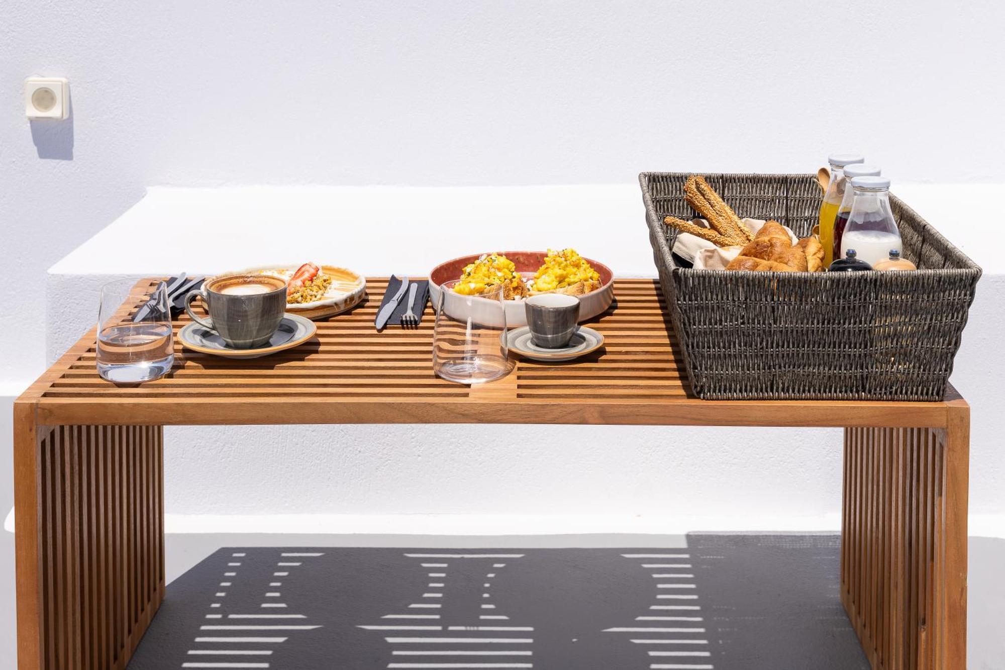 Niabelon Hotel Oia (Santorini)