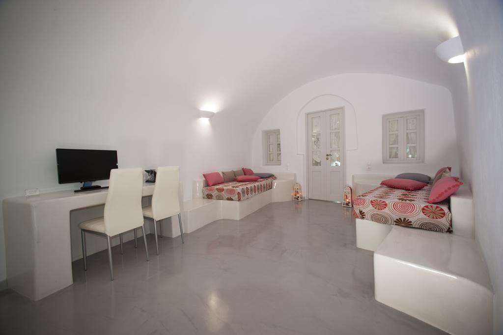 Lefteris Traditional Fira (Santorini)