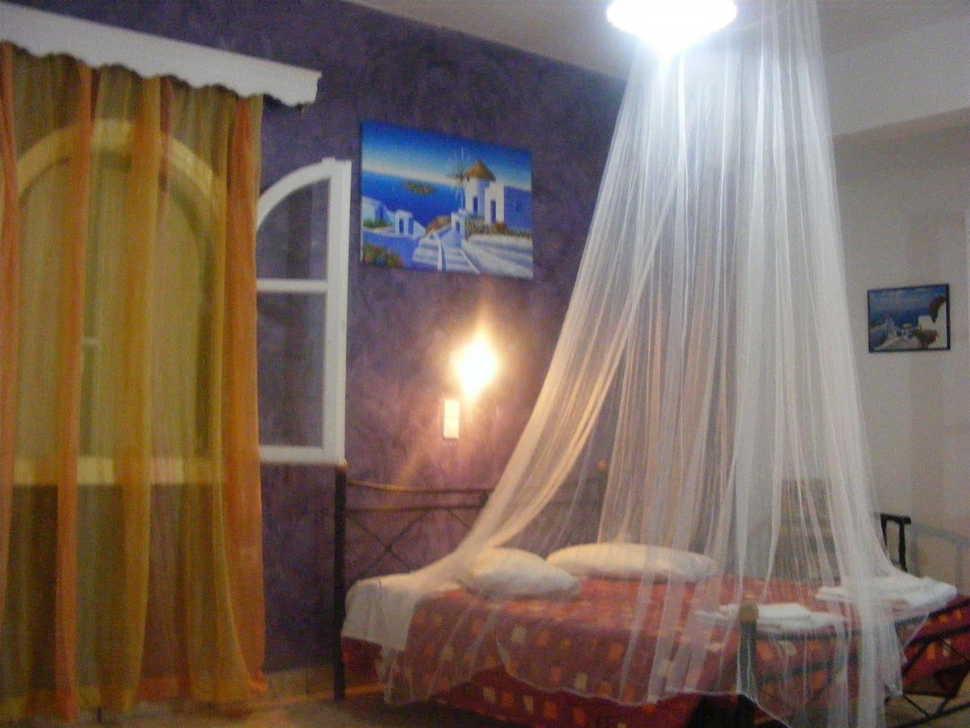 East Guest house Fira (Santorini)