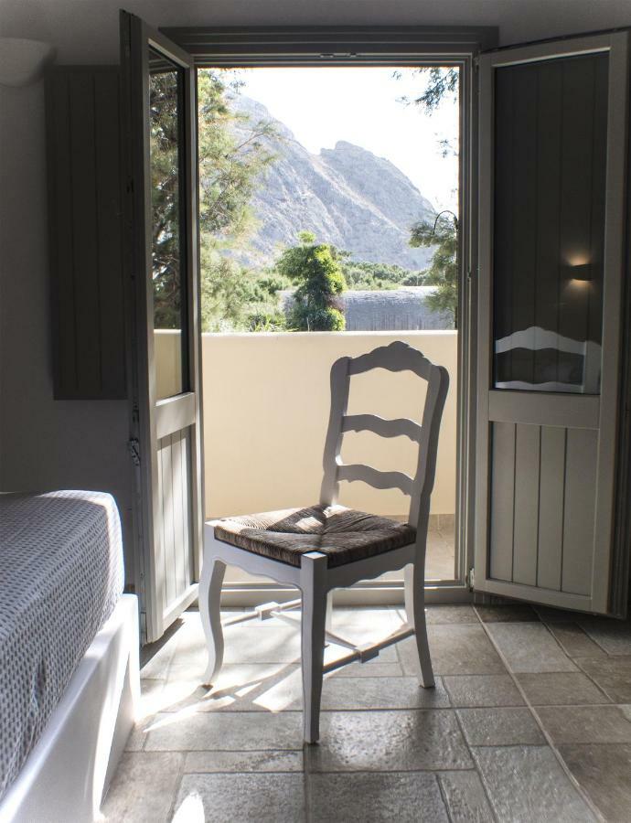 Helios 3* Perissa (Santorini)