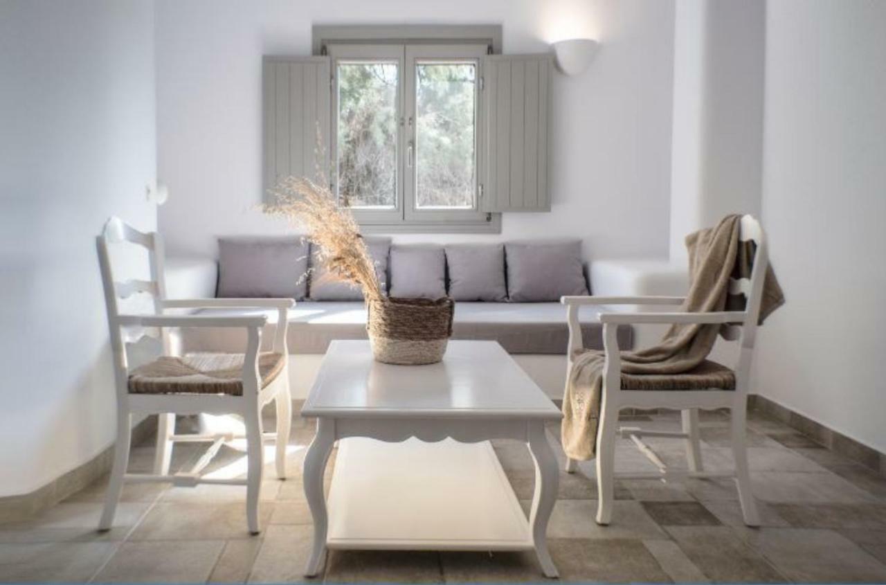Helios 3* Perissa (Santorini)