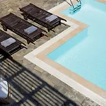 Earino Suites And Villa