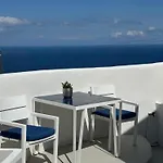 White Swallow Suite Santorini