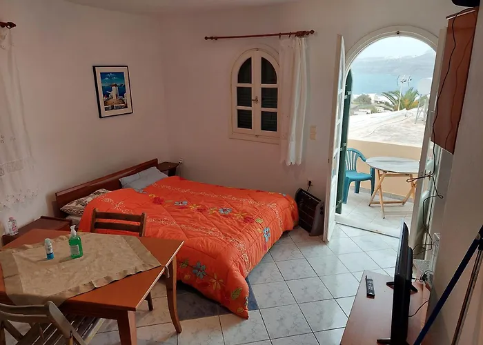 Akrotiri Cosy Studio With Private Patio And Scenic View
