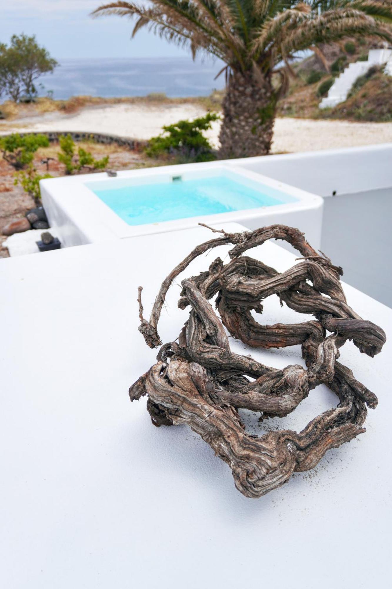 Peaceful Seafront Retreat In Santorini -sonus Mare