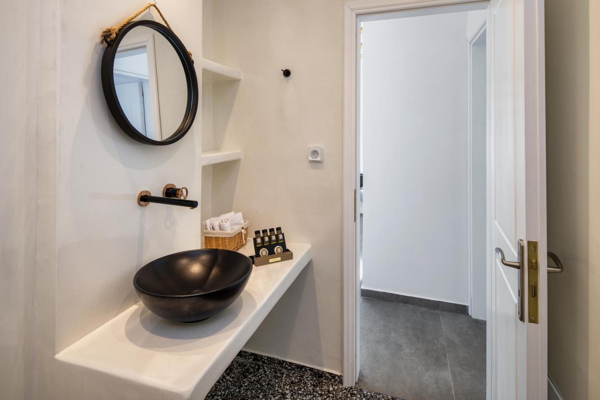 Peaceful Seafront Retreat In Santorini -sonus Mare