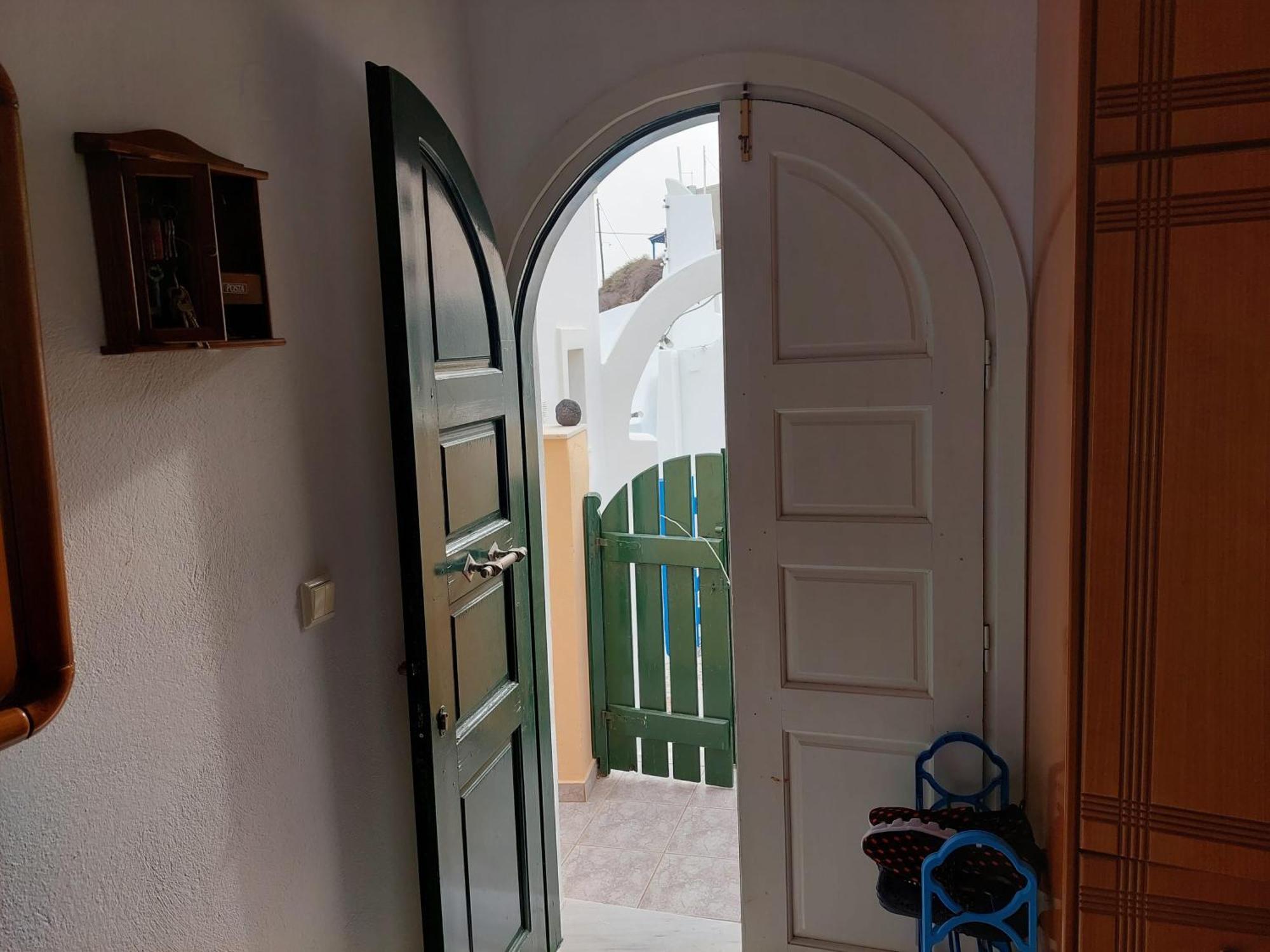 Akrotiri Cosy With Private Patio And Scenic View