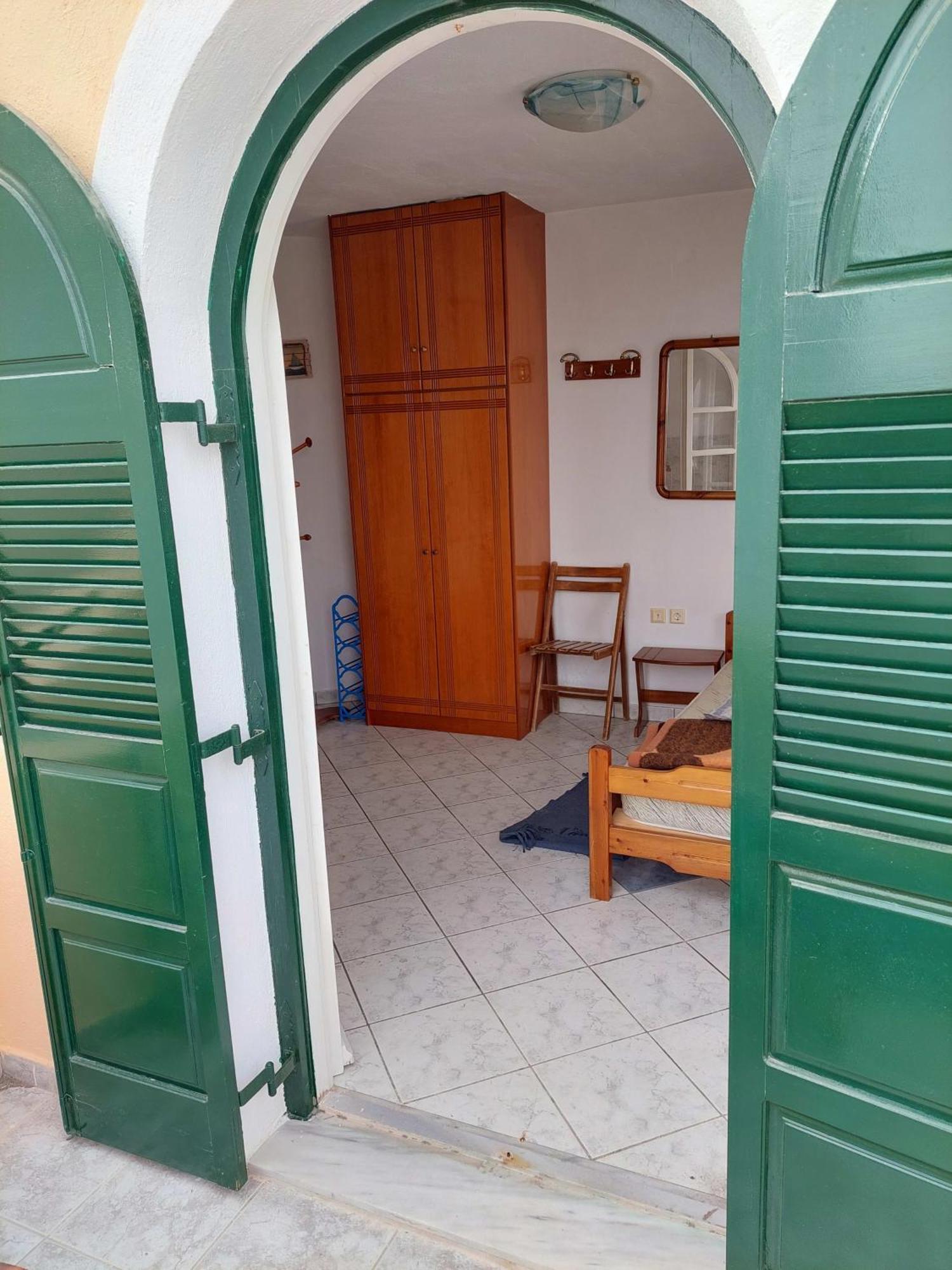 Akrotiri Cosy With Private Patio And Scenic View