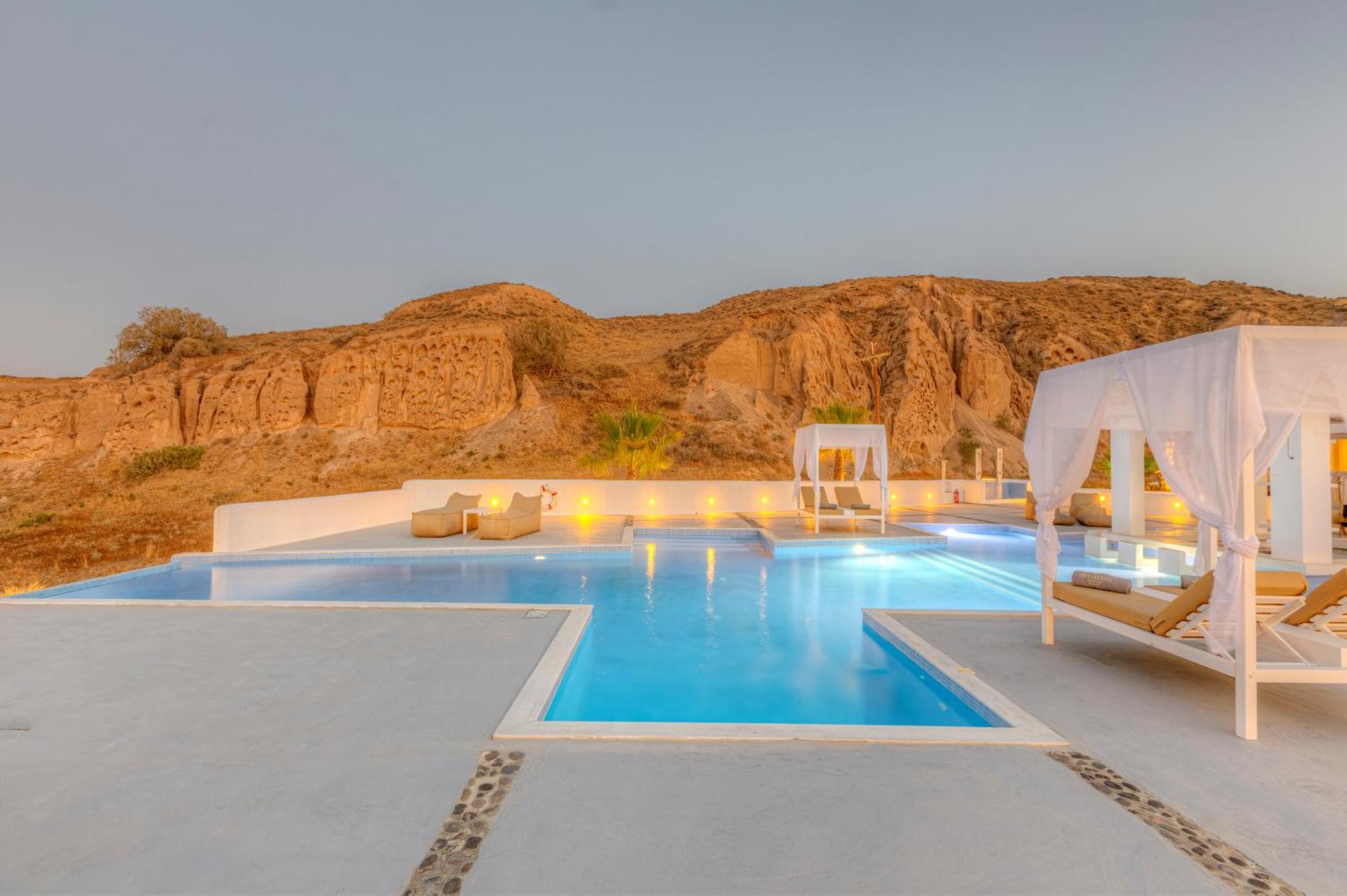 Desiterra & Hotel Fira (Santorini)