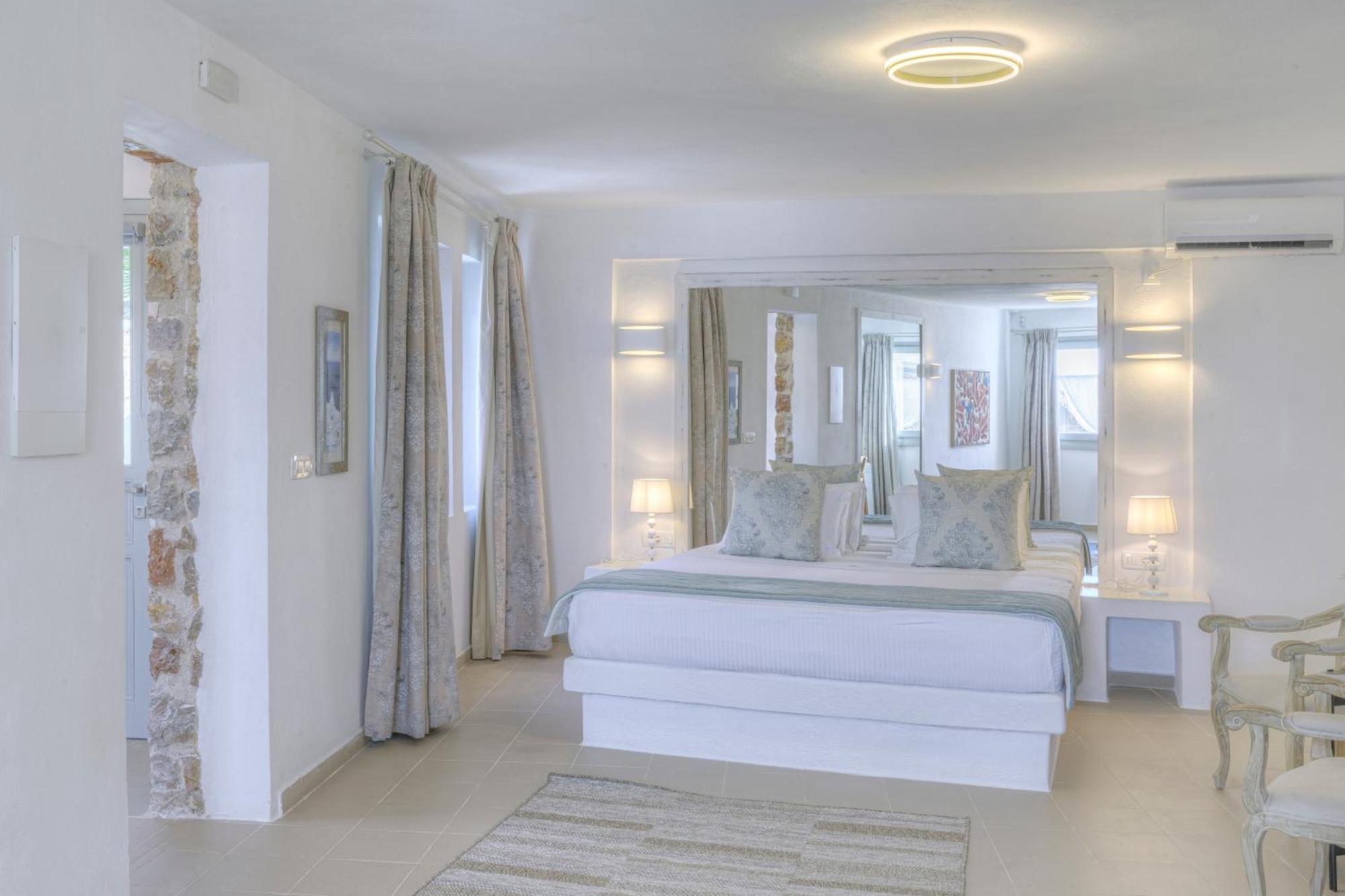 Desiterra & Hotel Fira (Santorini)