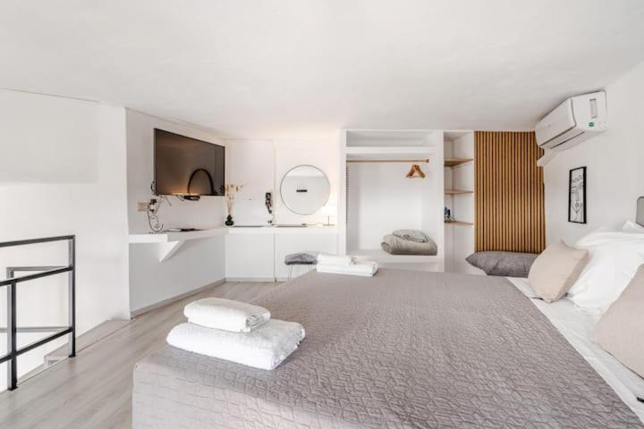 Euphoria & Deluxe Apartment Fira (Santorini)
