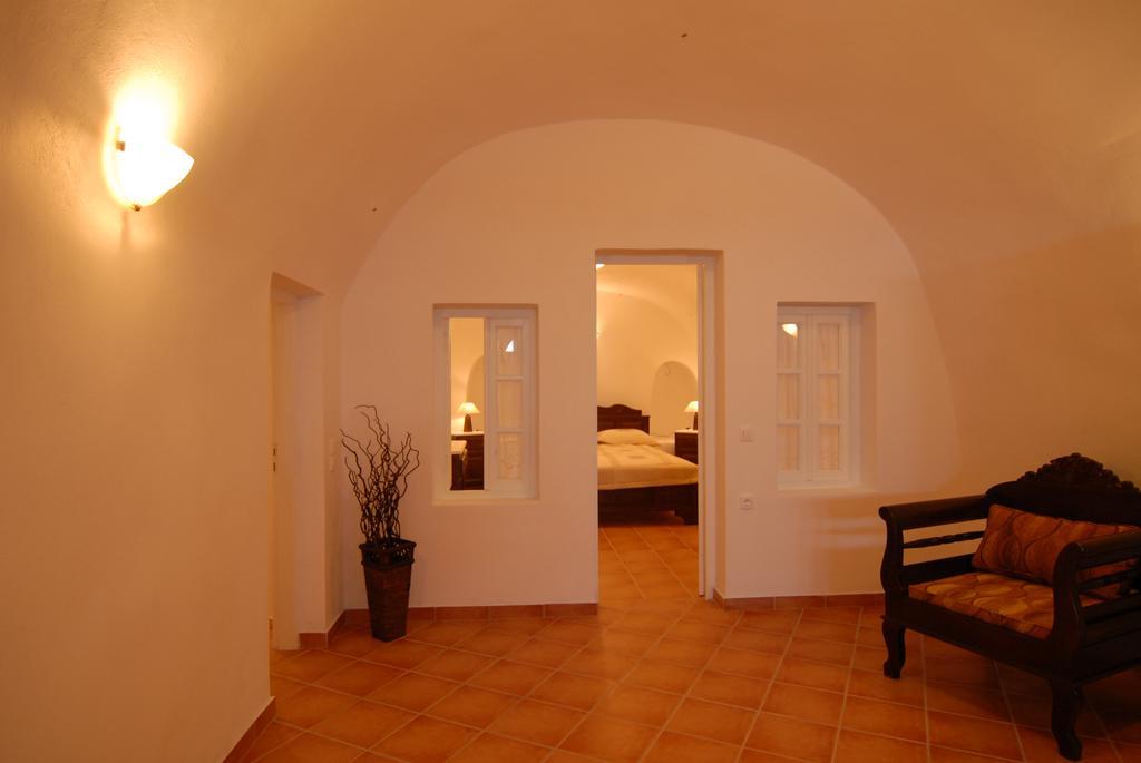 Cave 3* Oia