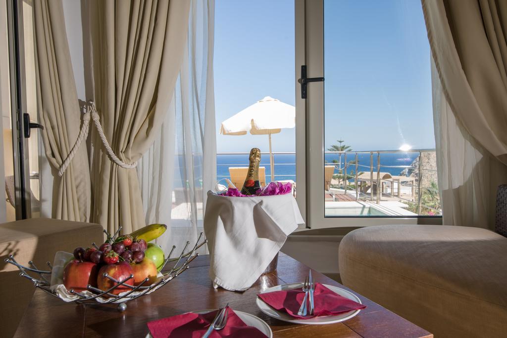 Antinea & Spa Kamari (Santorini)