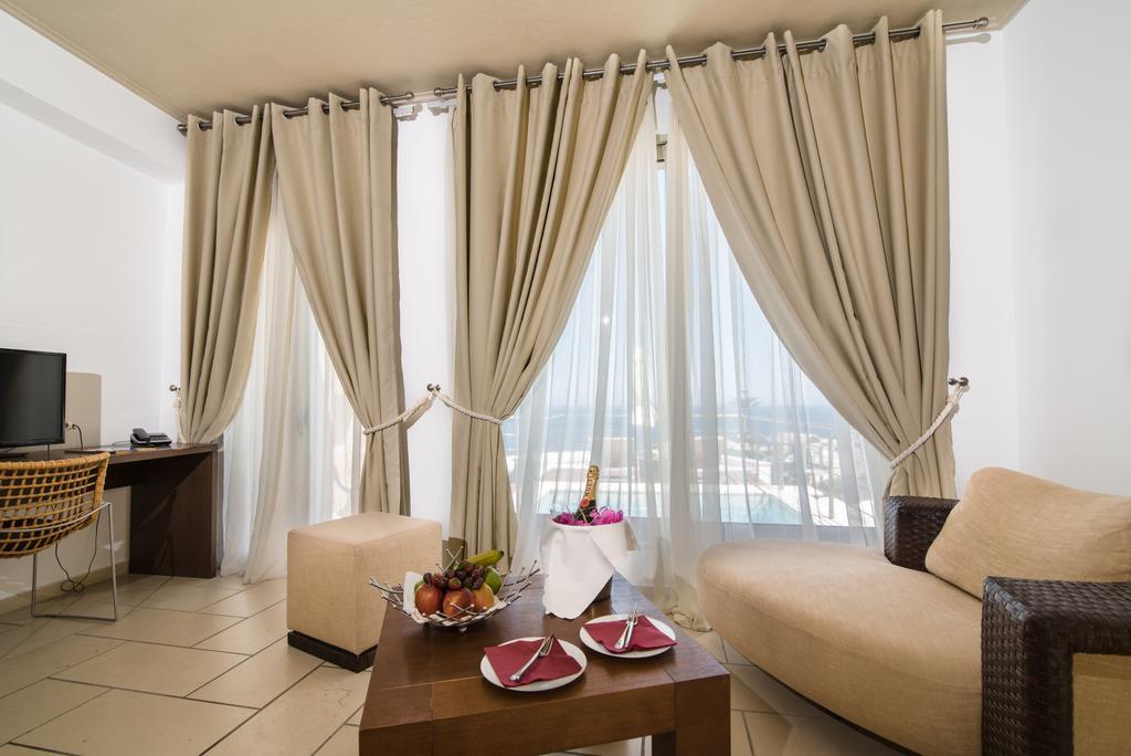 Antinea & Spa Kamari (Santorini)