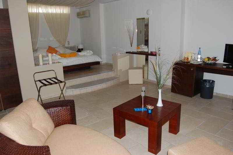 Antinea & Spa Kamari (Santorini)