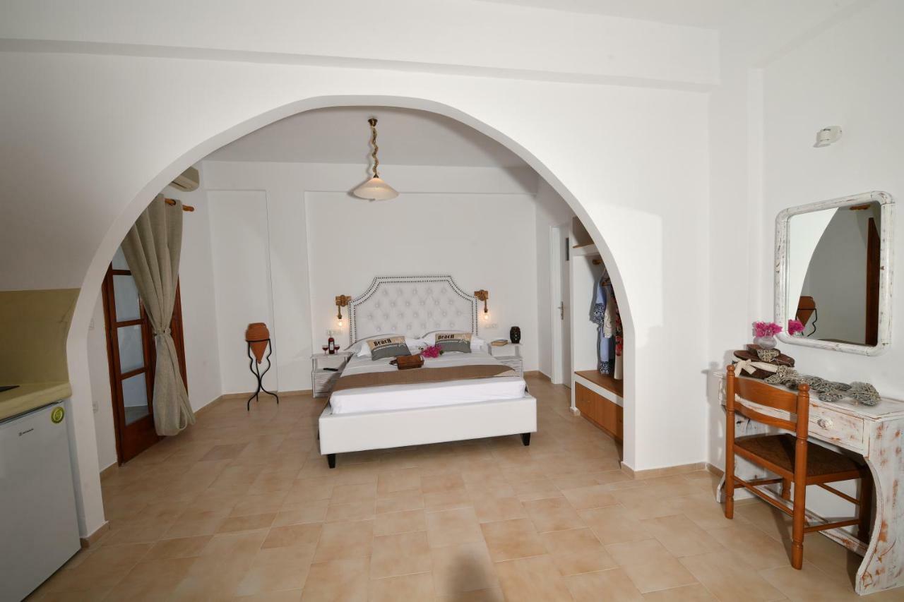 Philoxenia & Perissa (Santorini)