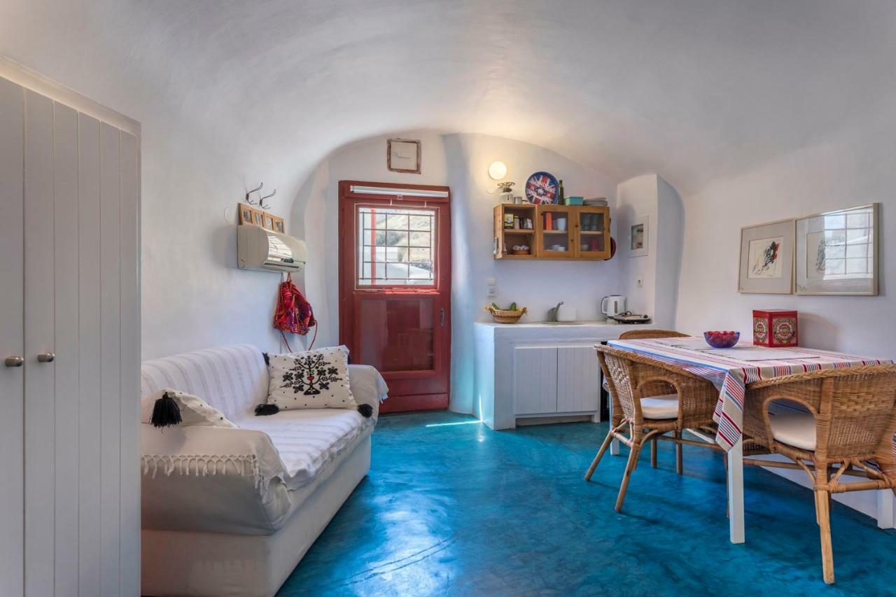 Traditional Farmers Caves Apartment Emporio (Santorini)