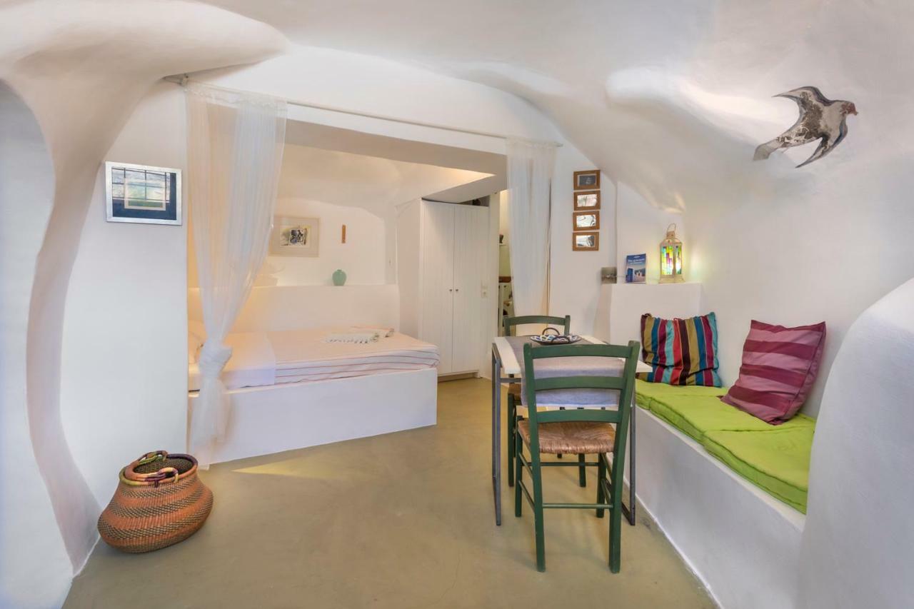 Traditional Farmers Caves Apartment Emporio (Santorini)