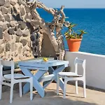 Akrotiri Hotel