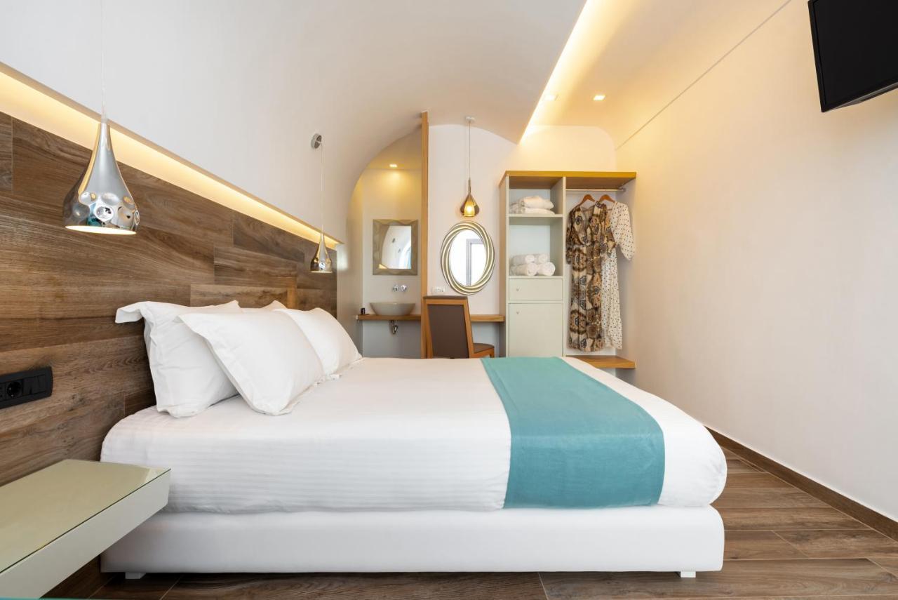 Deluxe Santorini 4* Fira (Santorini)
