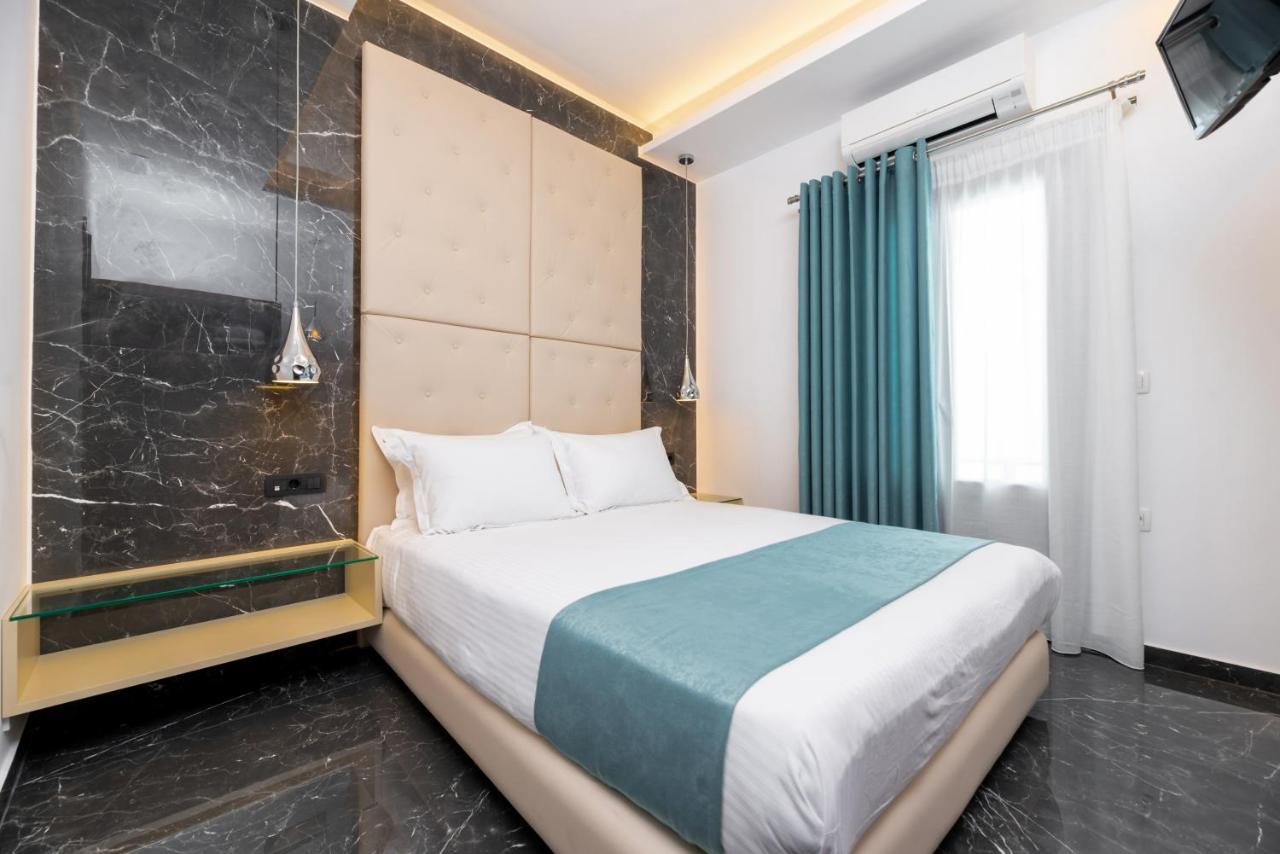 Deluxe Santorini Hotel