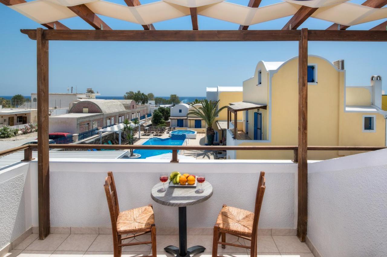 Eleftheria 3* Perivolos (Santorini)