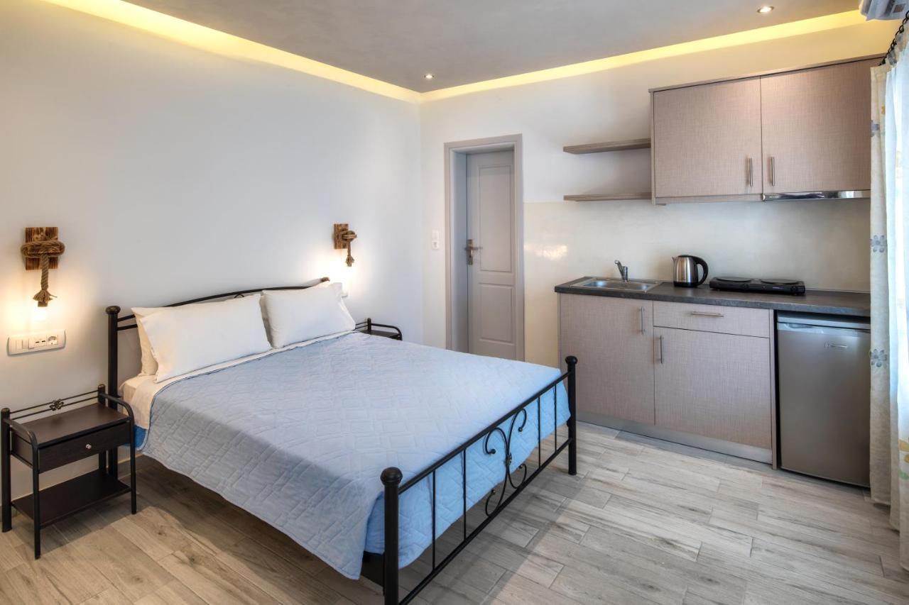 Eleftheria Aparthotel Perivolos (Santorini)