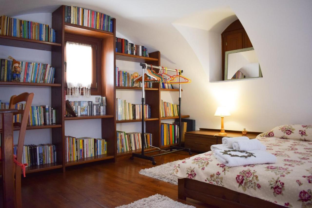 Sunshine House For 9, Cozy Set Up,verandas, Sea View. Holiday home Karterados (Santorini)