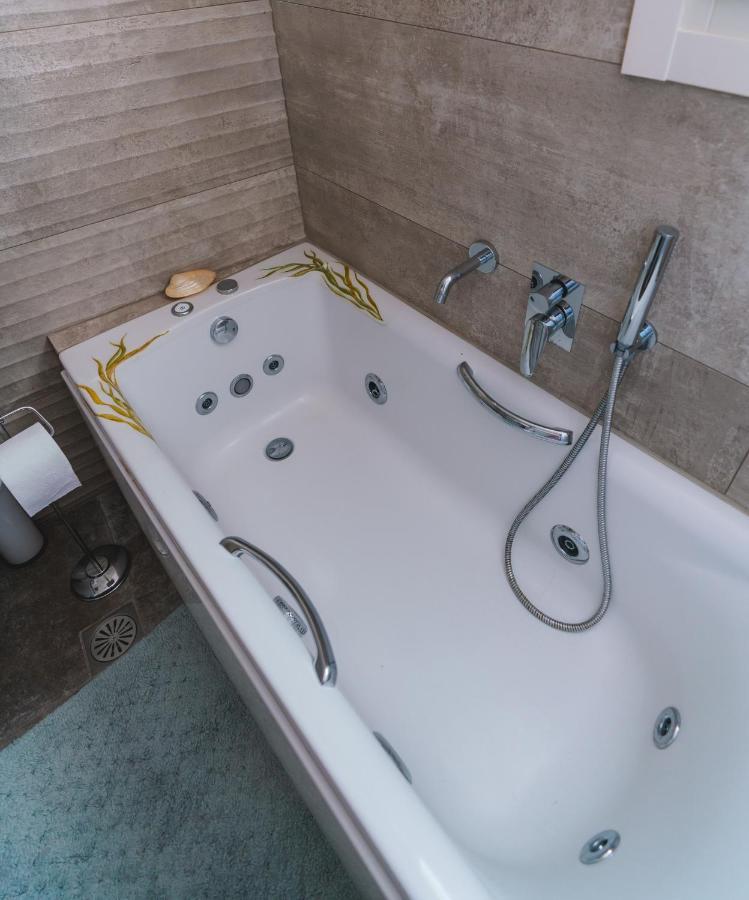 Lux House With Outdoor Jacuzzi And Sea View In Santorini Emporio (Santorini)