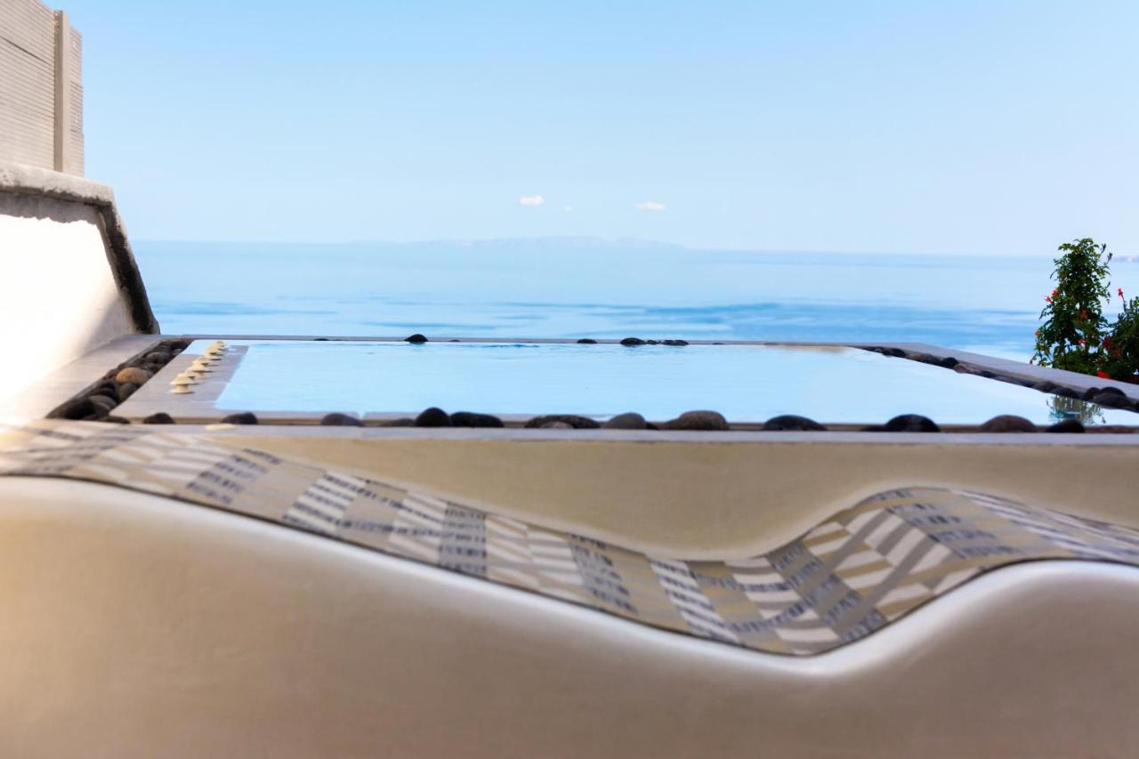 By Thira Fira (Santorini)