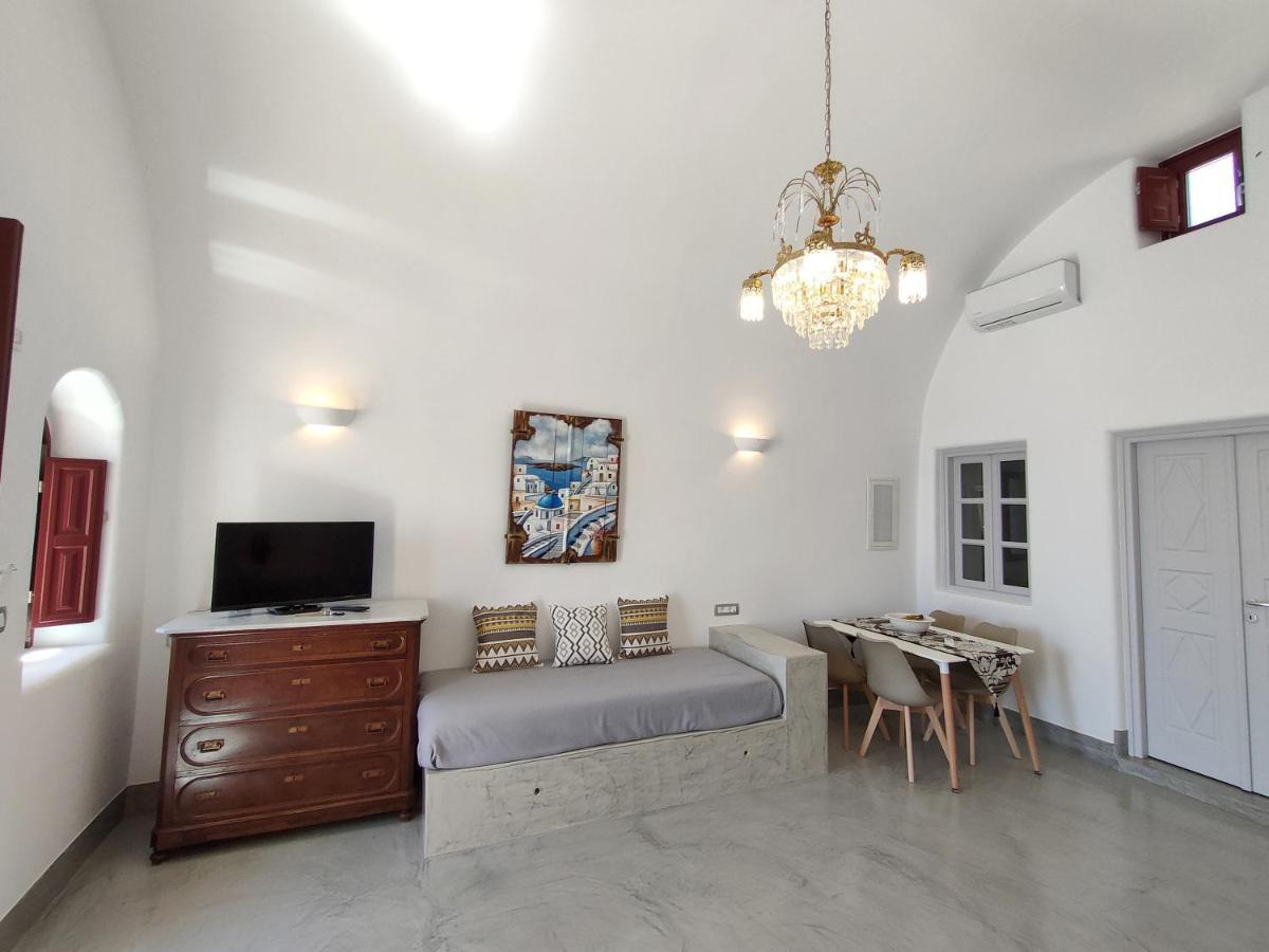 Dreamer's Secret * Emporio (Santorini)
