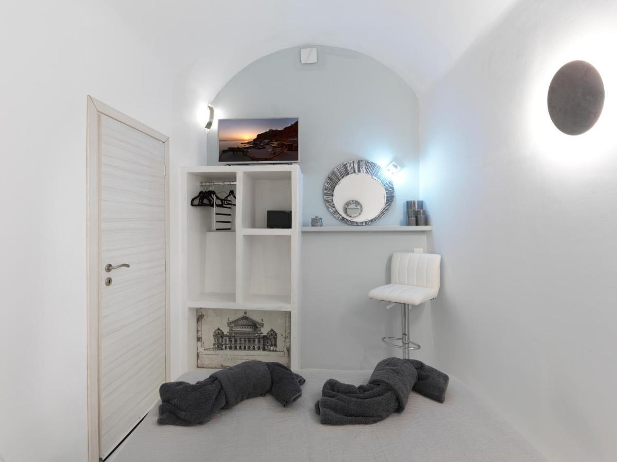 Secret Gem * Oia (Santorini)