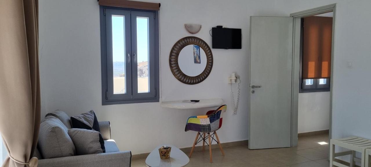 Thira's Dolphin Aparthotel 3*