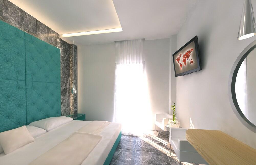 Deluxe Santorini Fira (Santorini)