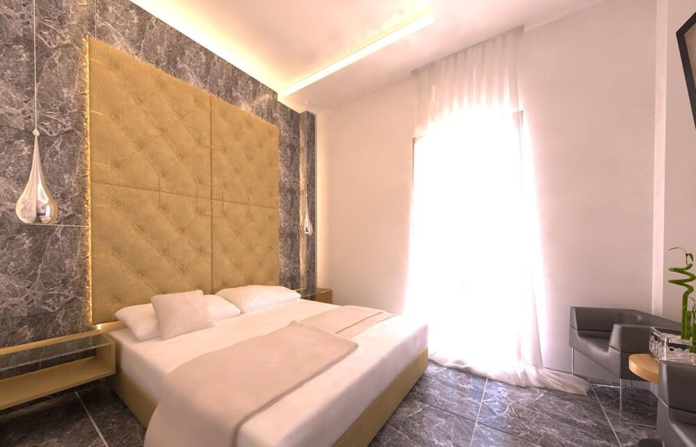 Deluxe Santorini Hotel Fira (Santorini)