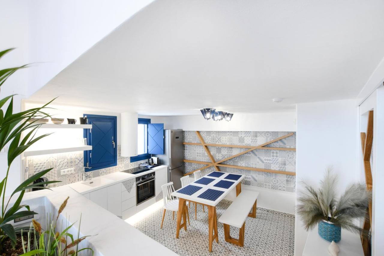 Villa Blue White *
