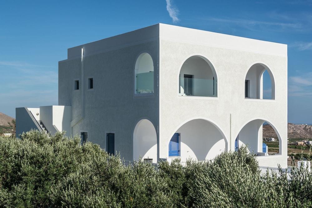 Aspronisi Luxury Hotel