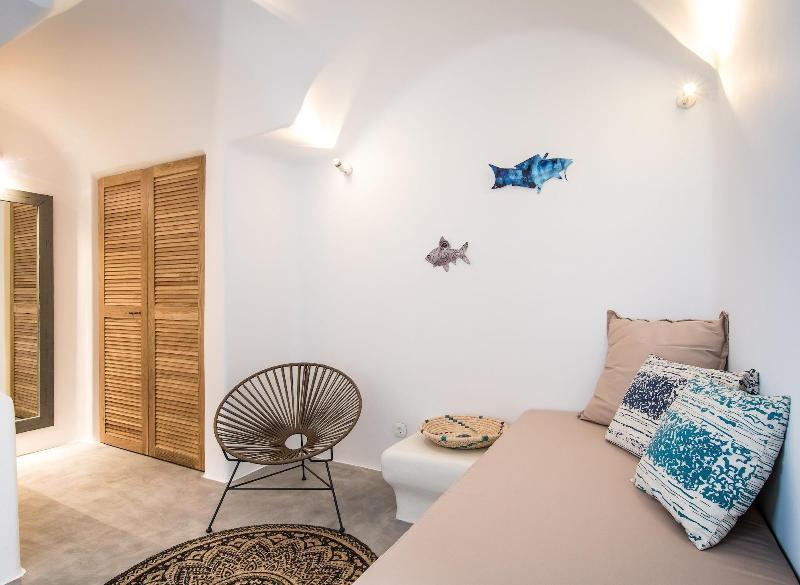 Cape 9 & Hotel Akrotiri (Santorini)