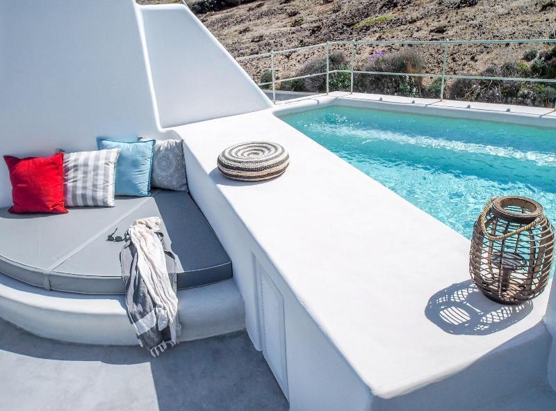 Cape 9 & Hotel Akrotiri (Santorini)